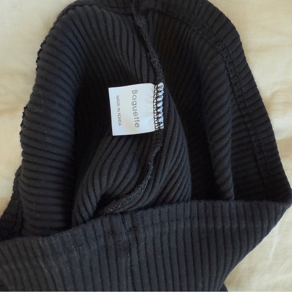 Source Unknown Black Cold Shoulder Ribbed Top - image 4